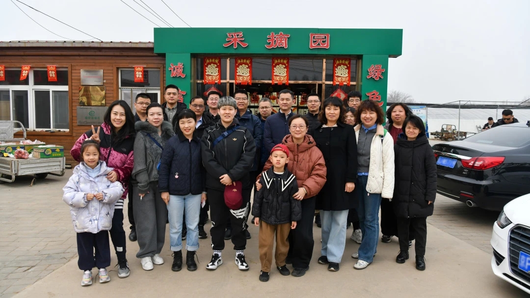 公司舉辦“三八”婦女節采摘活動